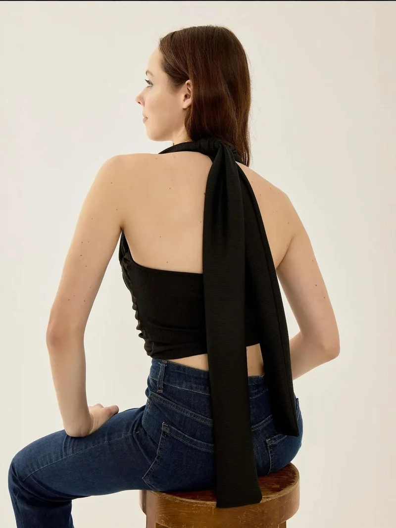 هيكاب بلوزة محبوكة بقصة ضيقة وياقة هالتر