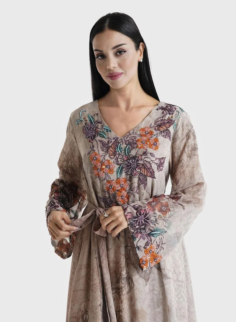 كشخة فستان ماكسي شيفون مطبوع بالزهور باللون البني مع تطريز يدوي