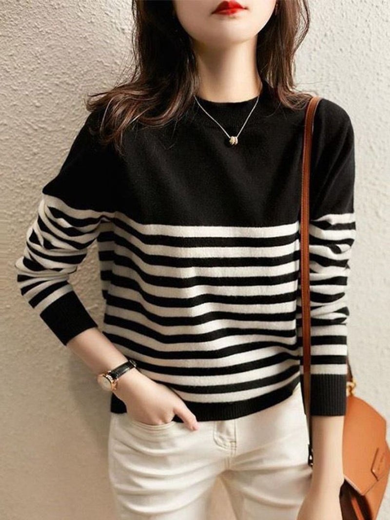 YUNIQEE سويت شيرت أسود مخطط بأكمام طويلة وياقة على شكل V - Image 1
