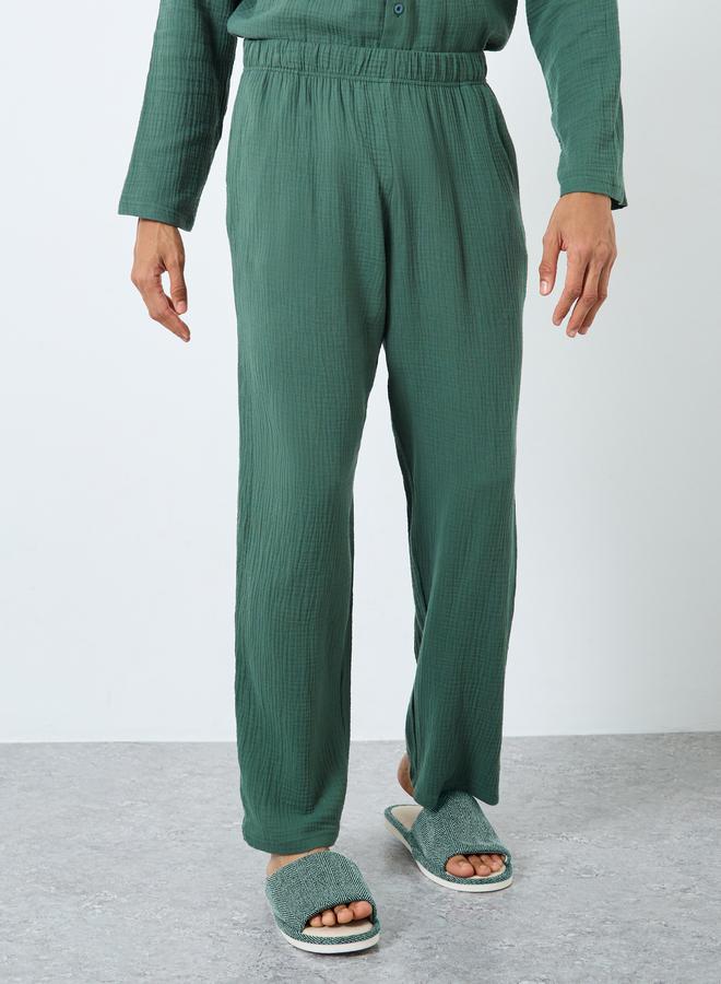 ستايلي طقم من بنطال بيجاما وقميص بتفاصيل بارزة الملمس - Image 5