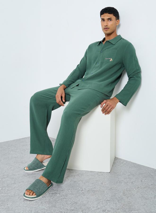 ستايلي طقم من بنطال بيجاما وقميص بتفاصيل بارزة الملمس - Image 1