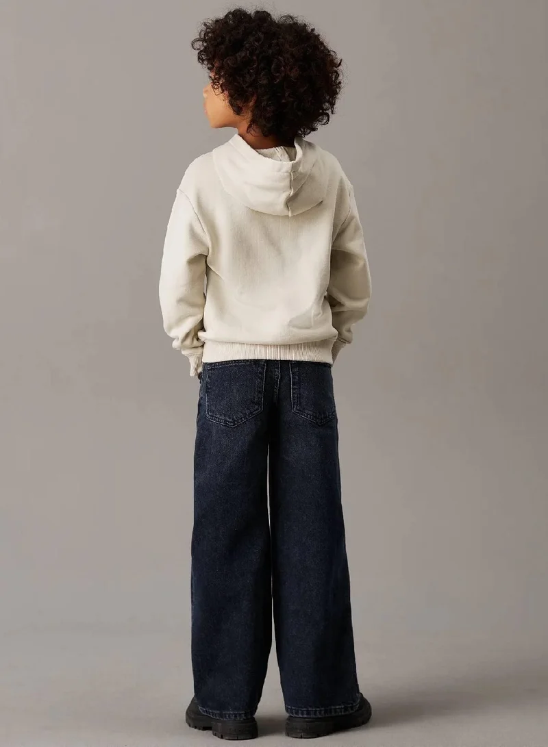 كالفن كلاين جينز هودي مريح مزين بشعار كلفن كلاين