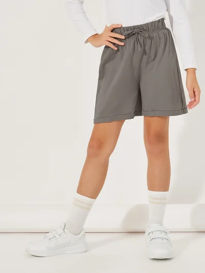 ستايلي شورت سادة بحافة مطوية ورباط خصر