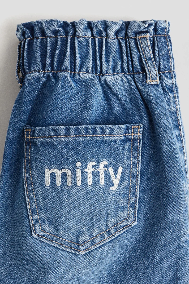 اتش اند ام بنطلون جينز بأرجل واسعة وتفاصيل مطبوعة