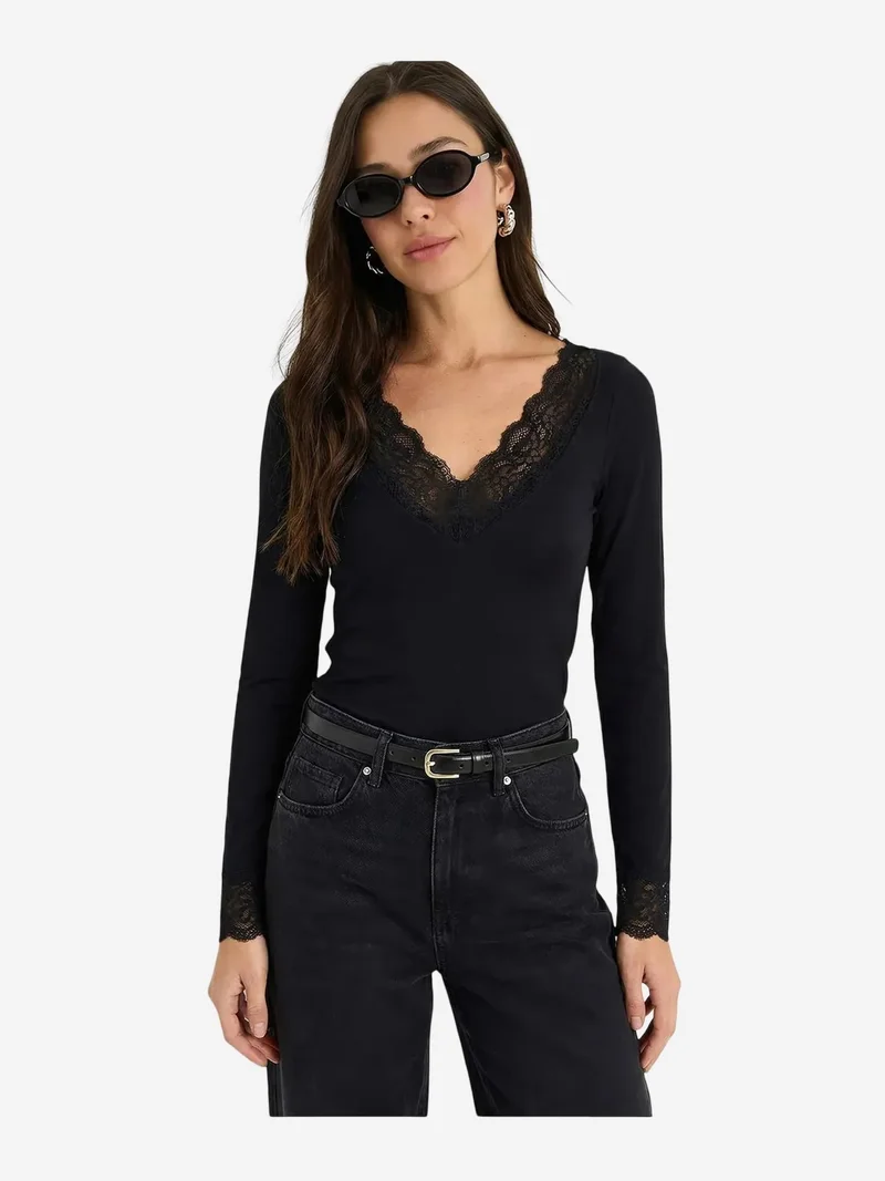 Bianco Lucci LUCCI Lace Detailed V-Neck Blouse