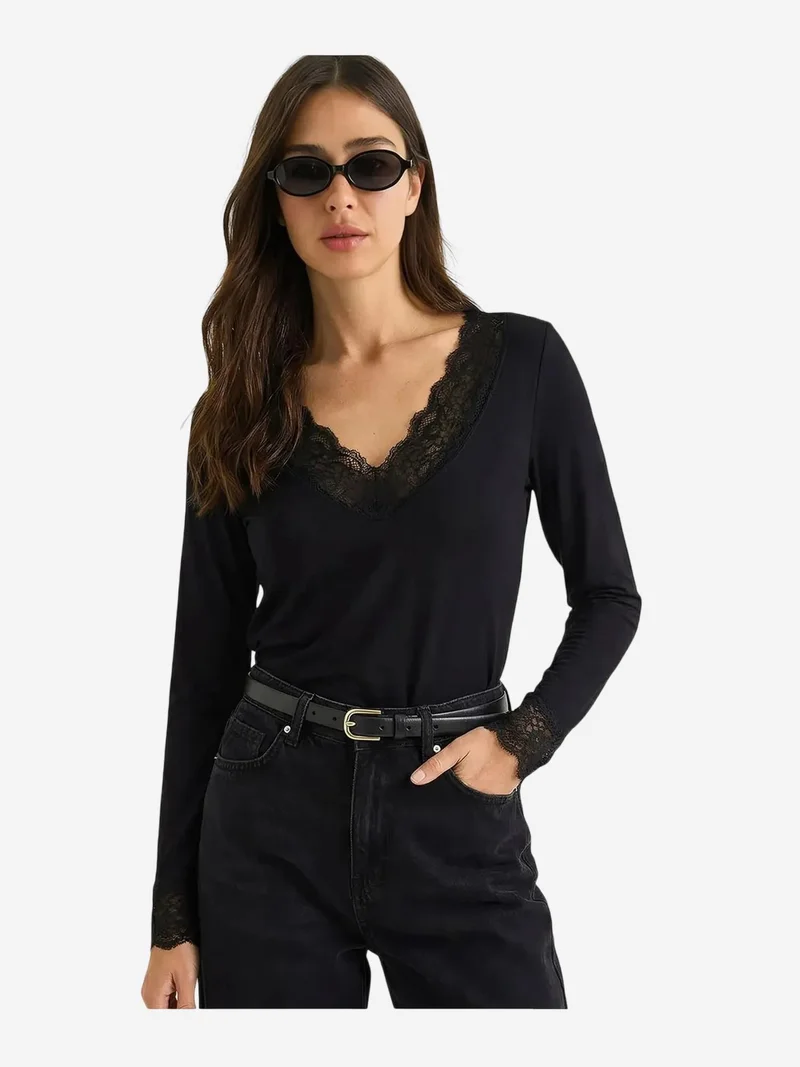 Bianco Lucci LUCCI Lace Detailed V-Neck Blouse