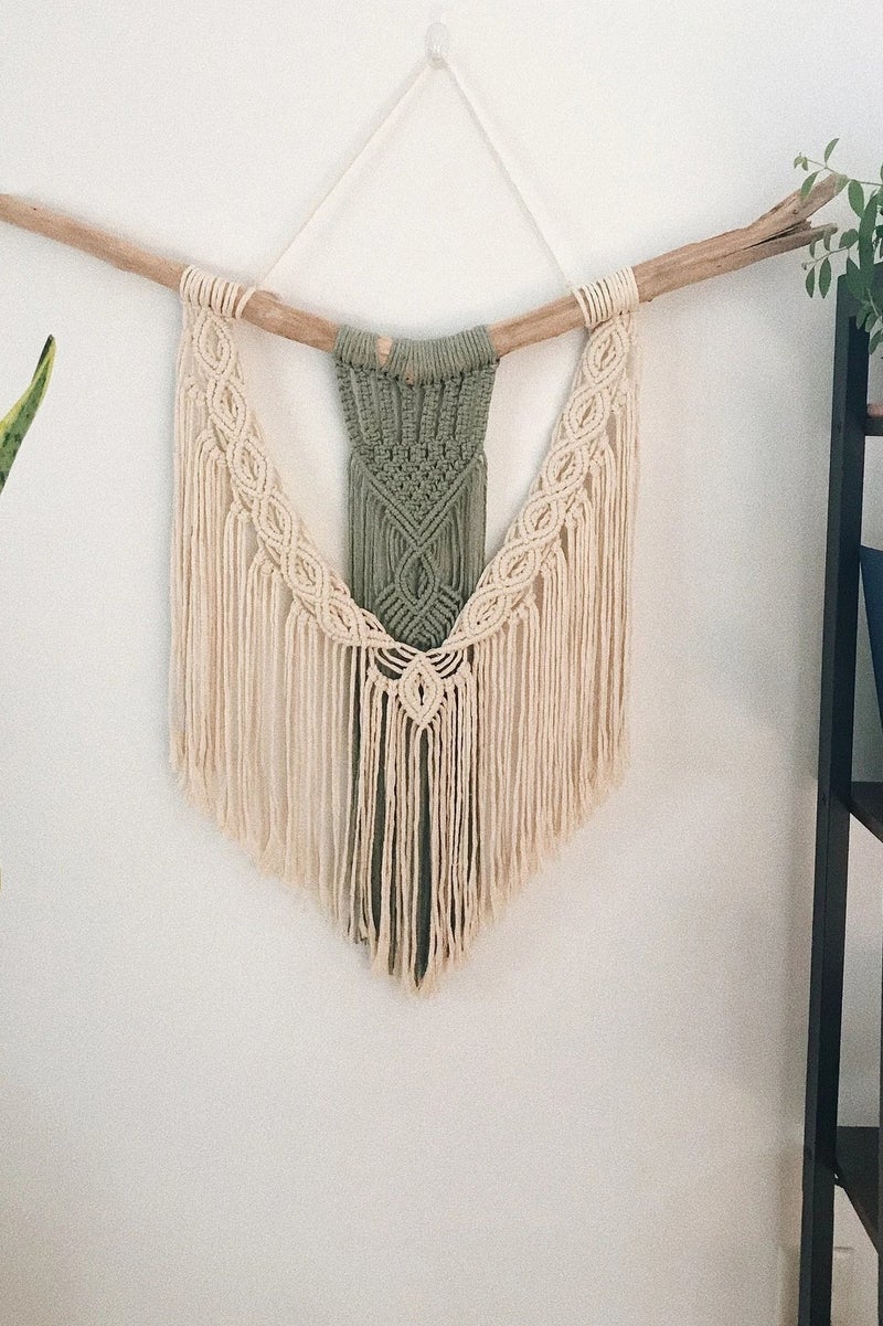 انتيكيانو تعليقة جدارية من المكرمية مصنوعة يدويًا من قطن معاد تدويره وخشب شاطئي مجفف بشكل طبيعي.  الأبعاد التقريبية: 23 × 23 بوصة.