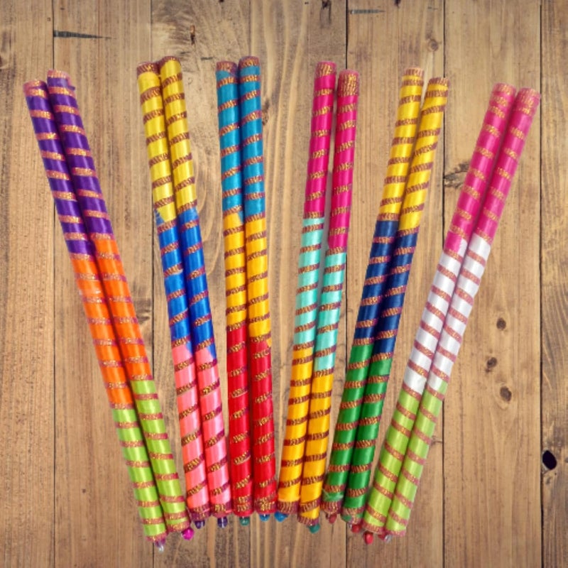 عصا دانديا ملونة مزينة بقماش مع قاعدة خشبية للرقص / عصي جاربا للاحتفال بنفرتاري. [كبير - 14.4 بوصة] (عبوة من 6 أزواج) - Image 4