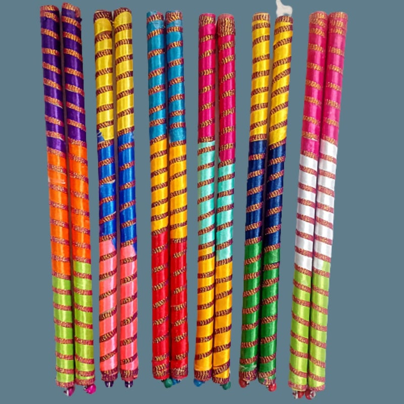 عصا دانديا ملونة مزينة بقماش مع قاعدة خشبية للرقص / عصي جاربا للاحتفال بنفرتاري. [كبير - 14.4 بوصة] (عبوة من 6 أزواج) - Image 3