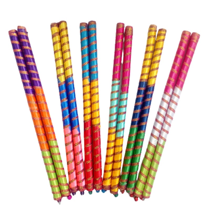 عصا دانديا ملونة مزينة بقماش مع قاعدة خشبية للرقص / عصي جاربا للاحتفال بنفرتاري. [كبير - 14.4 بوصة] (عبوة من 6 أزواج) - Image 2