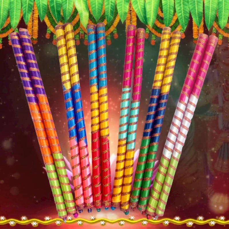 عصا دانديا ملونة مزينة بقماش مع قاعدة خشبية للرقص / عصي جاربا للاحتفال بنفرتاري. [كبير - 14.4 بوصة] (عبوة من 6 أزواج) - Image 1