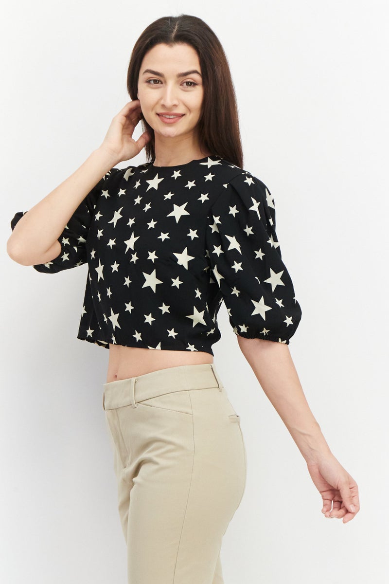 John Zack بلوزة قصيرة بأكمام منتفخة وياقة دائرية للنساء، مطبوعة بالكامل، سوداء - Image 4