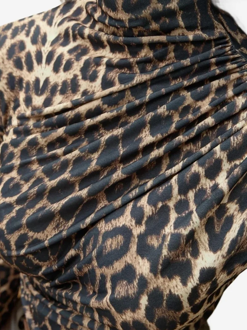 زوبعة بلوزة بنصف ياقة مدورة بطبعة جلد الفهد