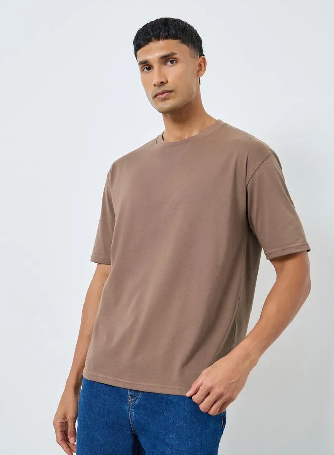 ستايلي تيشيرت واسع بياقة دائرية بطبعة جرافيك