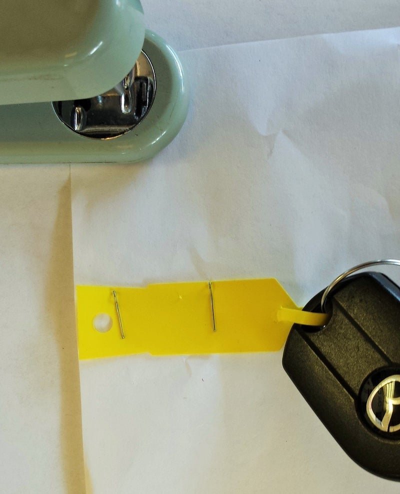 Arrow YELLOW Self-Locking Arrow Key Tags (1,000 per pack) Size 4 1/2" X 3/4" (YELLOW) - Image 4