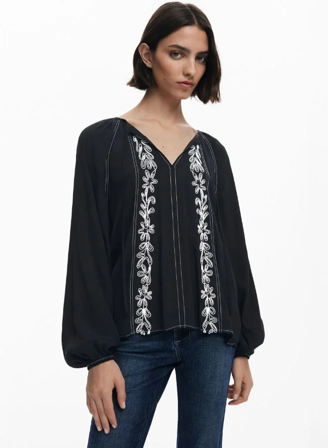 Blouse with contrast embroidery