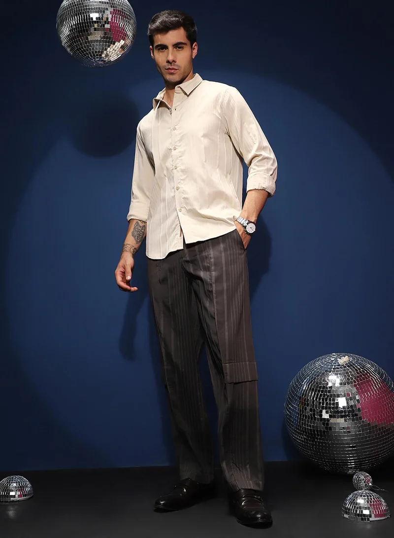 Campus Sutra Campus Sutra Men's Charcoal Grey Unbalanced-Ridge Straight Trousers For Casual Wear | Mid-Rise | Straight Fit | Button Closure | Trousers Shirt Crafted With Comfort Fit For Everyday Wear