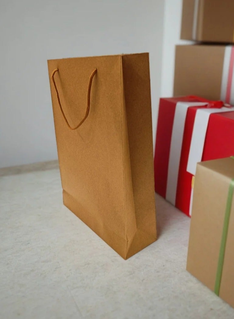 كيس ورق، كيس ورقي واحد، كيس هدايا متوسط الحجم و متعدد الاستخدامات، كيس بني اللون مناسب للاستخدام في عدة مناسبات مثل الدراسة و العمل و التسوق 33x24 سم. - Image 4