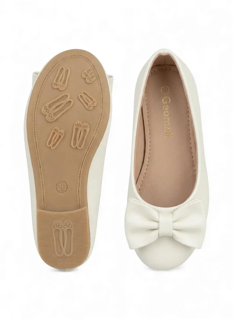 Geoomnii White Junior Girls’ Closed Flat Shoes – Comfortable, Lightweight & Everyday Wear for Women | Best Price UAE