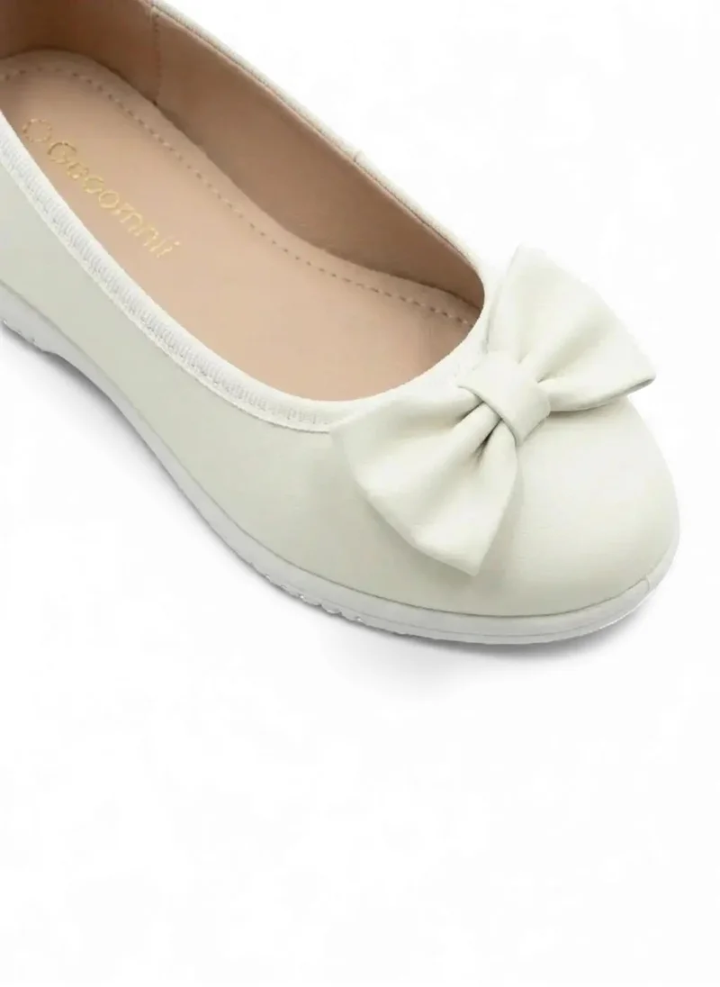 Geoomnii White Junior Girls’ Closed Flat Shoes – Comfortable, Lightweight & Everyday Wear for Women | Best Price UAE