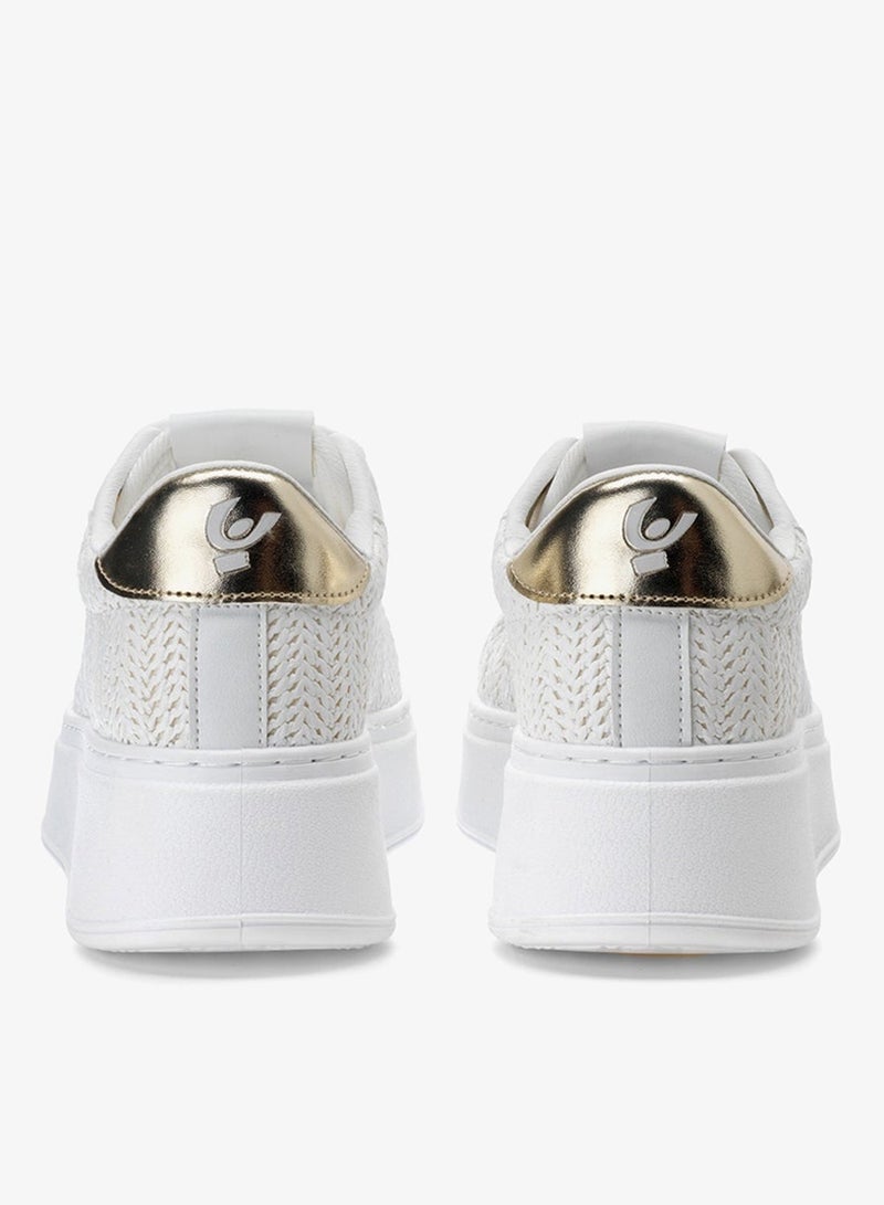 فريدي أحذية فريدي النسائية الرياضية قصيرة الرقبة بيضاء بمنصة مزينة بالجواهر وتفاصيل منسوجة - Image 3