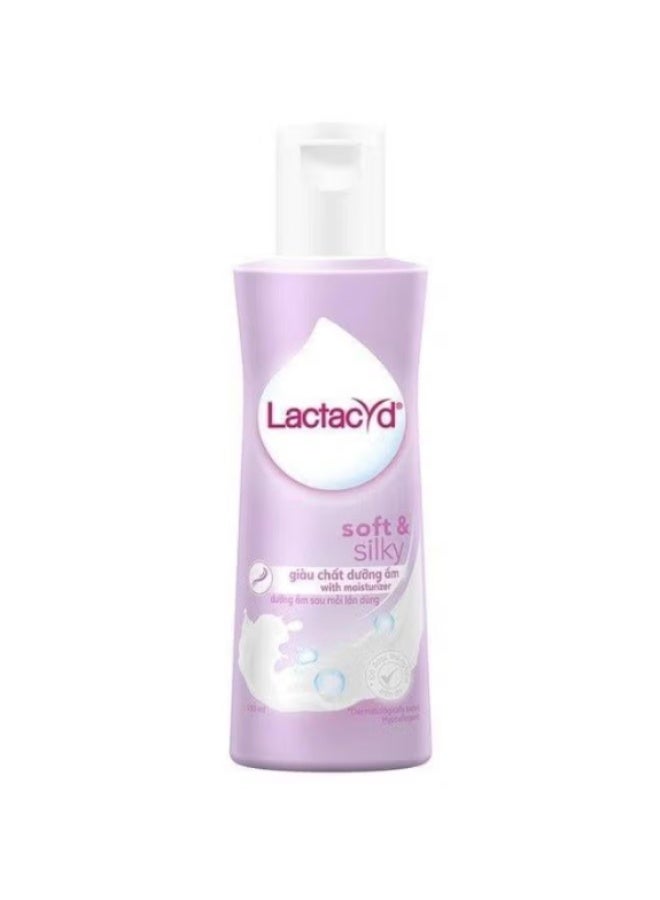 Lactacyd Soft & Silky Feminine Wash – Moisturizing & Gentle Intimate Care 150ml - Image 1