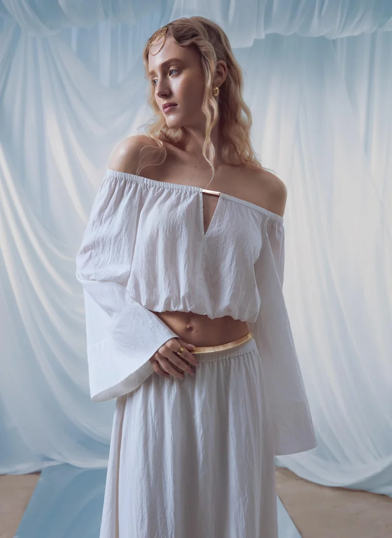 ليتشي بلوزة مفتوحة الكتفين من قماش منسوج