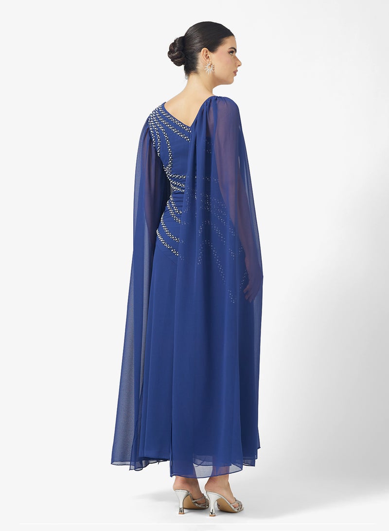 اميليا روز فستان ماكسي بأكمام كاب وطبقات من الترتر - Image 2