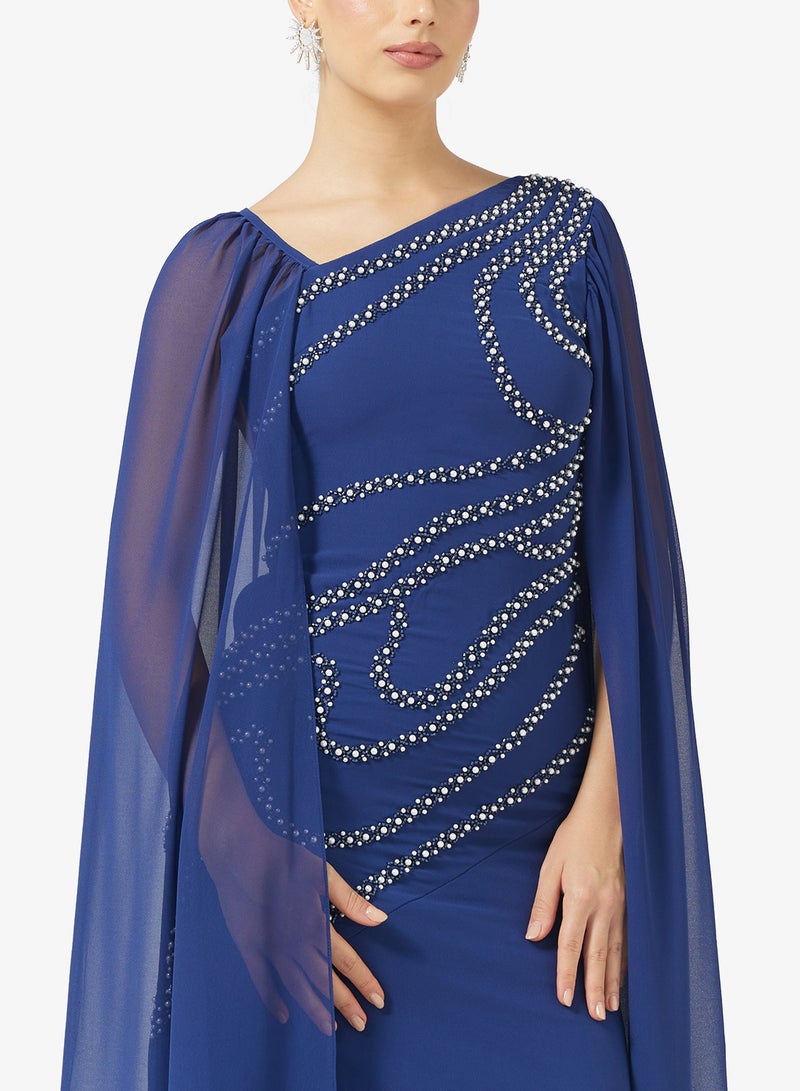 اميليا روز فستان ماكسي بأكمام كاب وطبقات من الترتر - Image 3