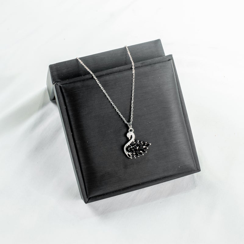 سلسلة استانليس ستيل فضي مع دلاية شكل فلامينجو مرصعة بفصوص الزيركون السوداء - Image 2