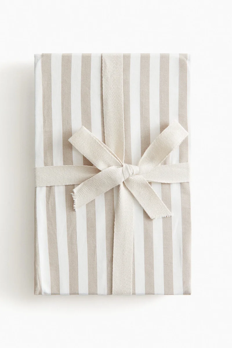 اتش اند ام شرشف بحواف مطاطية للمهد من القطن المخطط