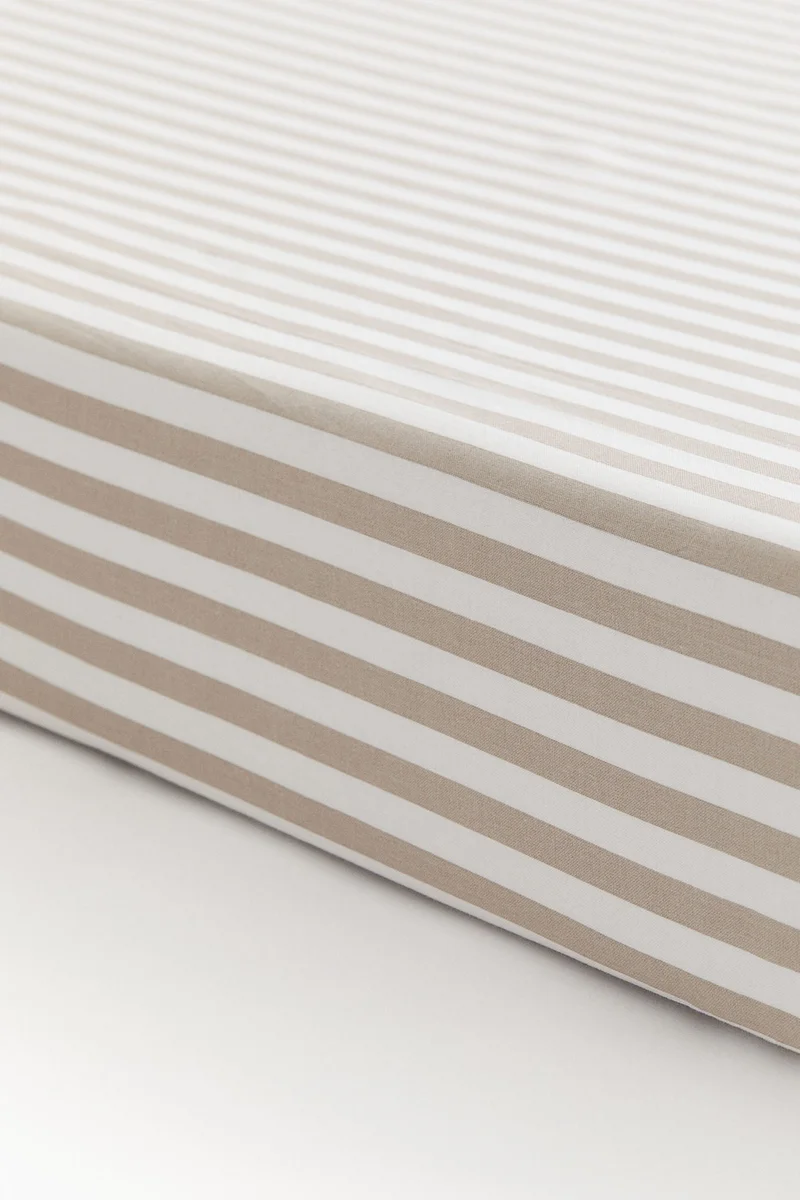 اتش اند ام شرشف بحواف مطاطية للمهد من القطن المخطط