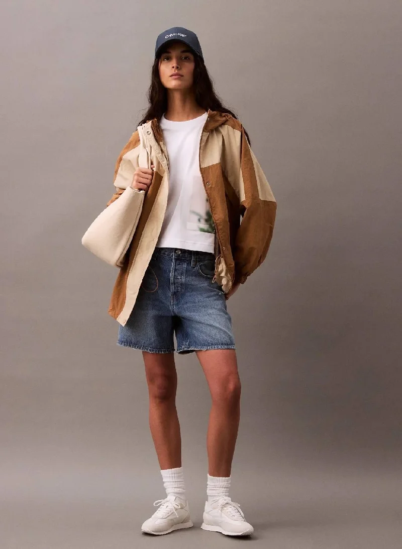 كالفن كلاين جينز تيشرت قصير مزين بطبعة زهور