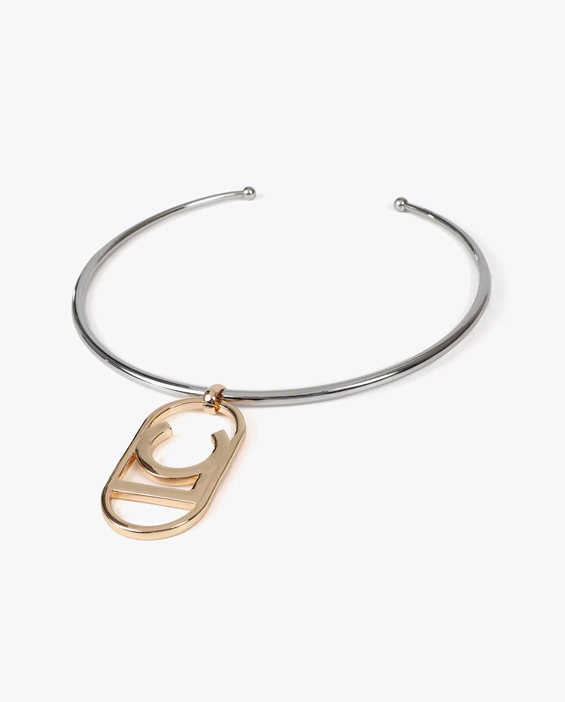 لولا كساديمونت قلادة قصيرة صلبة بشعار بيضاوي