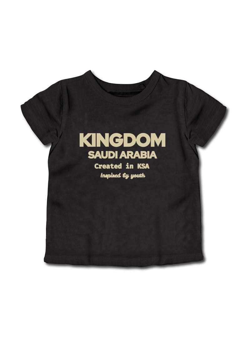 لوحة تيشيرت قطن للأطفال مناسب للأولاد والبنات لمناسبة اليوم الوطني السعودي أو للفخر بالانتماء للوطن في كل الأوقات - Image 1