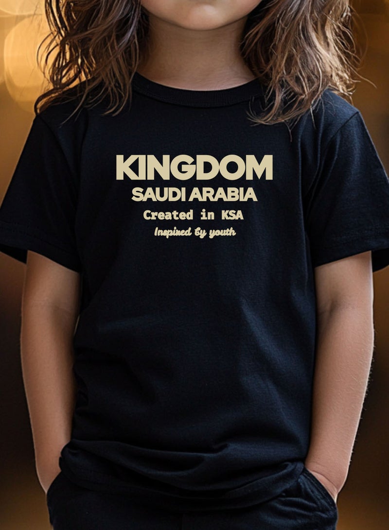 لوحة تيشيرت قطن للأطفال مناسب للأولاد والبنات لمناسبة اليوم الوطني السعودي أو للفخر بالانتماء للوطن في كل الأوقات - Image 2