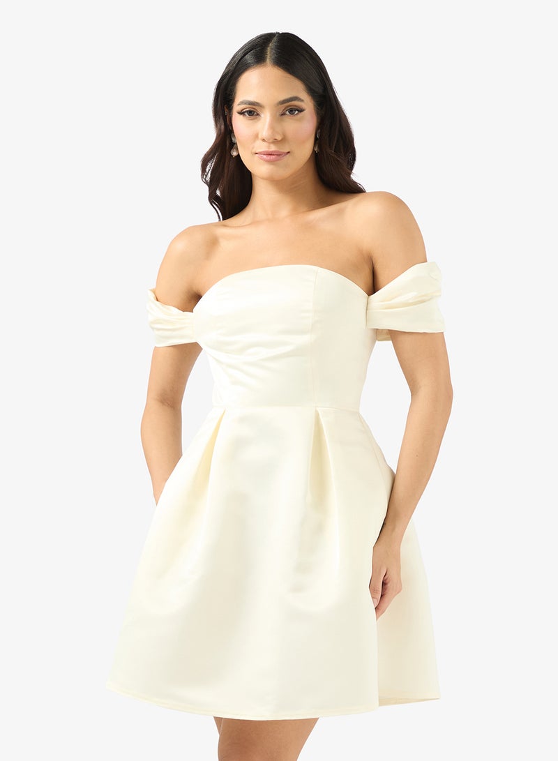 رينيه فستان قصير بأكمام منفوشة وكتف مكشوف - Image 1