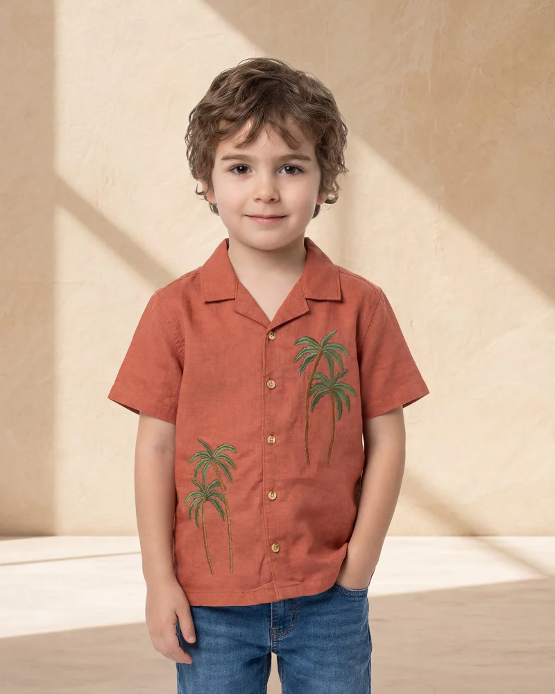 ردتاغ قميص بياقة ريزورت مطرز بنخيل باللون البني للأولاد