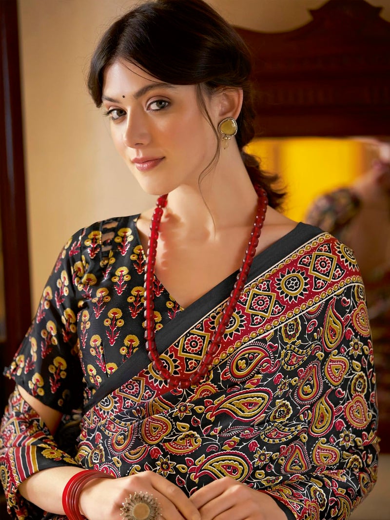 saree mall ساري مول ساري مطبوع بتصميم أجرخ للنساء من قماش الساتان كريب مع قطعة بلوزة غير مخيطة (أسود_MOHAR202B_HS) - Image 3