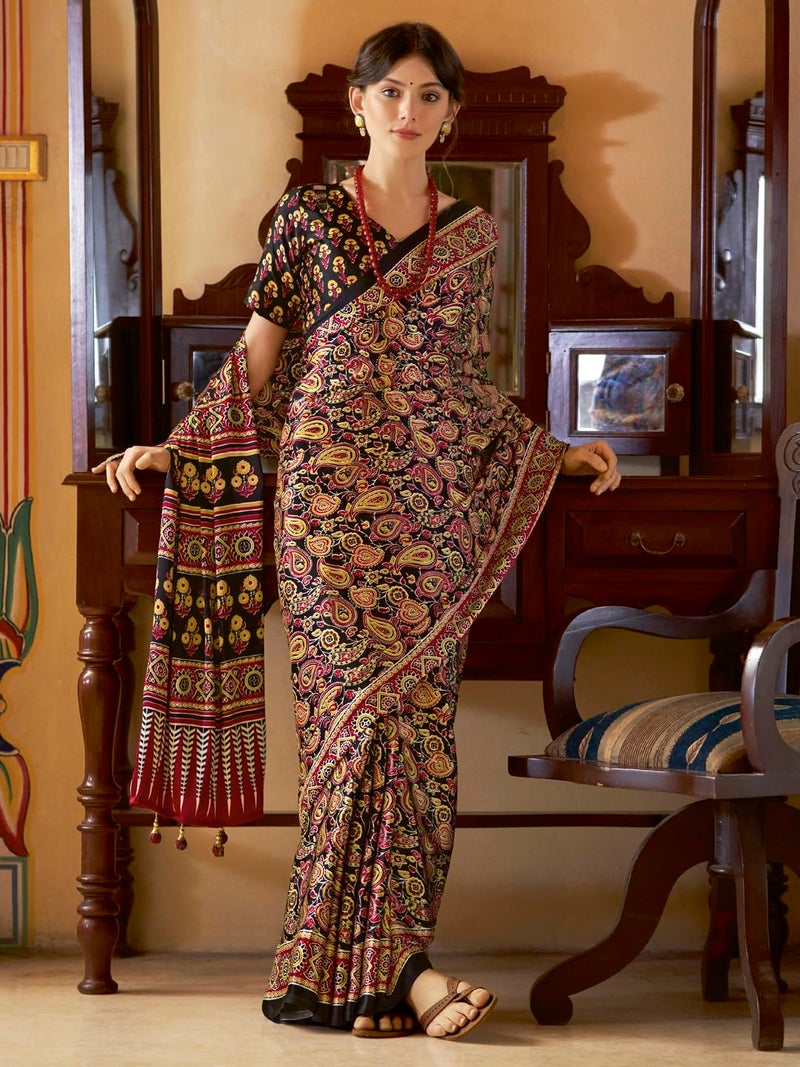 saree mall ساري مول ساري مطبوع بتصميم أجرخ للنساء من قماش الساتان كريب مع قطعة بلوزة غير مخيطة (أسود_MOHAR202B_HS) - Image 2