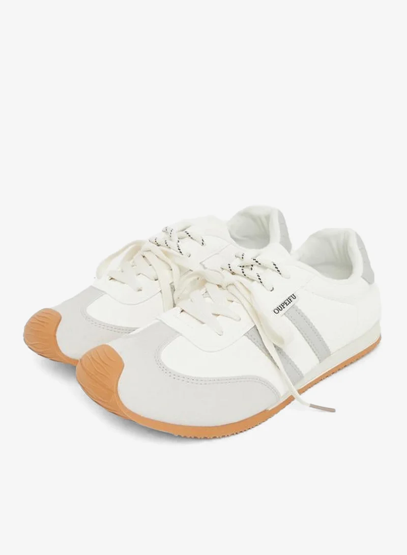 ستايلي اكتيف حذاء رياضي مخطط برباط