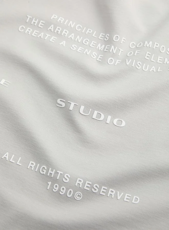 جاك اند جونز تيشيرت مطبع بشعار صغير مع ياقة دائرية وأكمام قصيرة