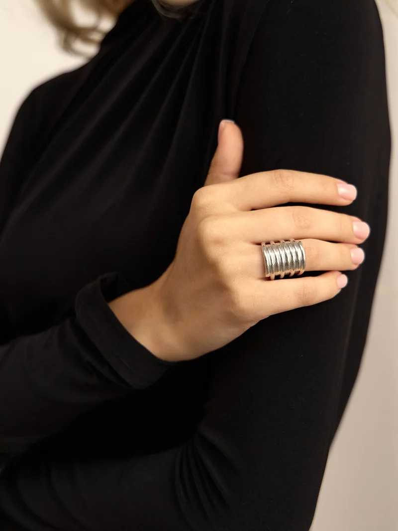 Wide ring of thin lines