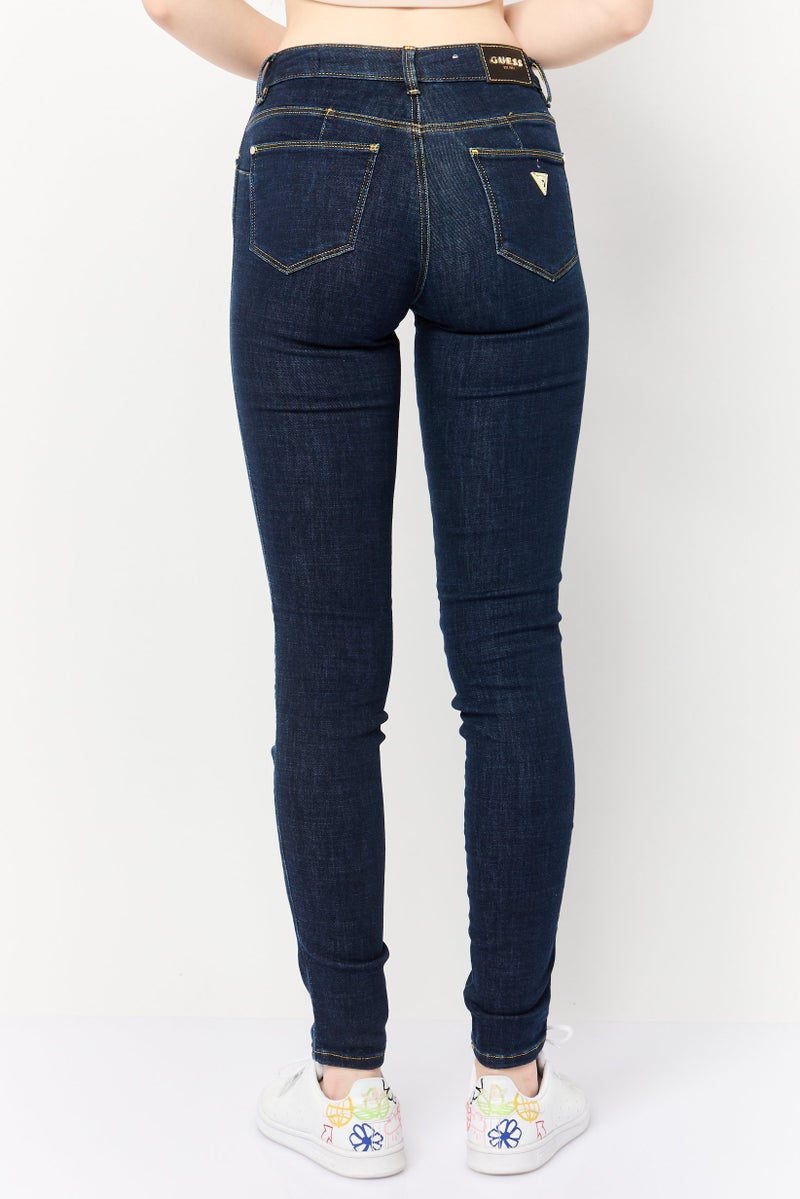 GUESS جينز دنيم ضيق للنساء، لون أزرق داكن - Image 4