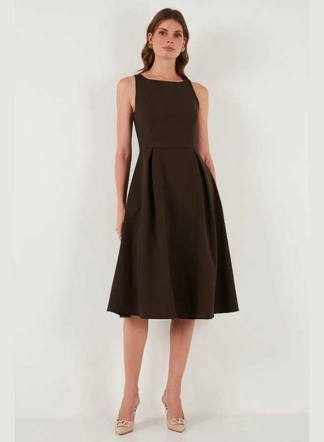 ليلا فستان نسائي متوسط الطول بياقة دائرية وجيب وكسرات بقصة عادية