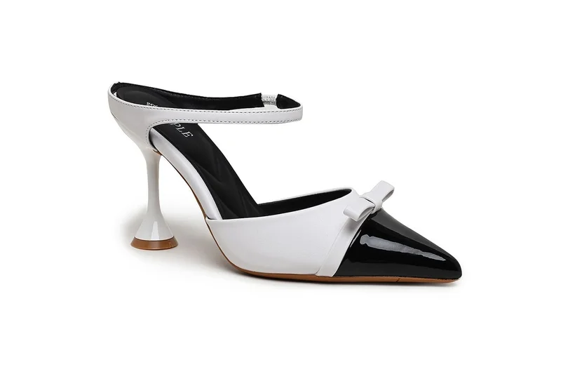 كابلي حذاء بكعب عالٍ مدبب بلونين