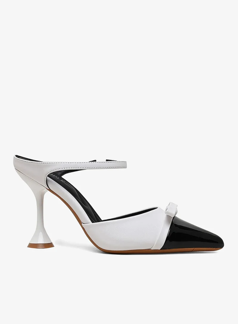 كابلي حذاء بكعب عالٍ مدبب بلونين