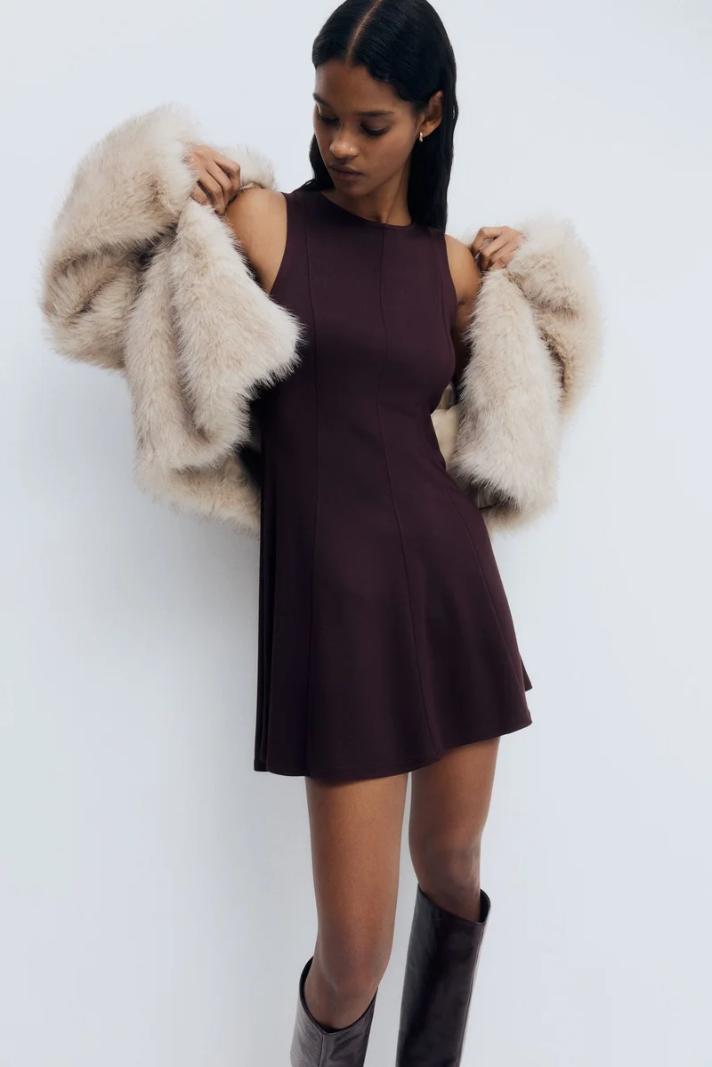 اتش اند ام فستان من نسيج بونتي دي روما بتنورة واسعة