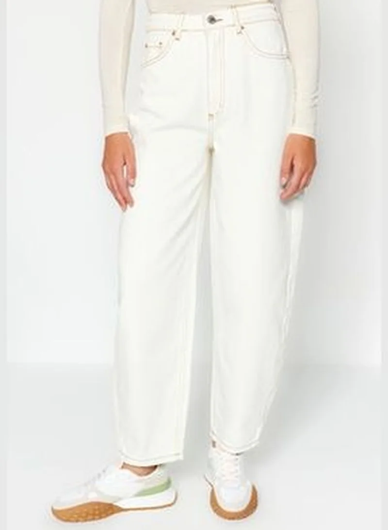 trendyol White High Waist Barrel Jeans TWOSS23JE00295