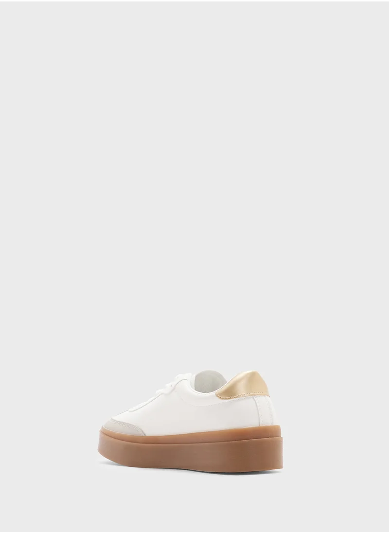 كلاوس Striped Sneaker